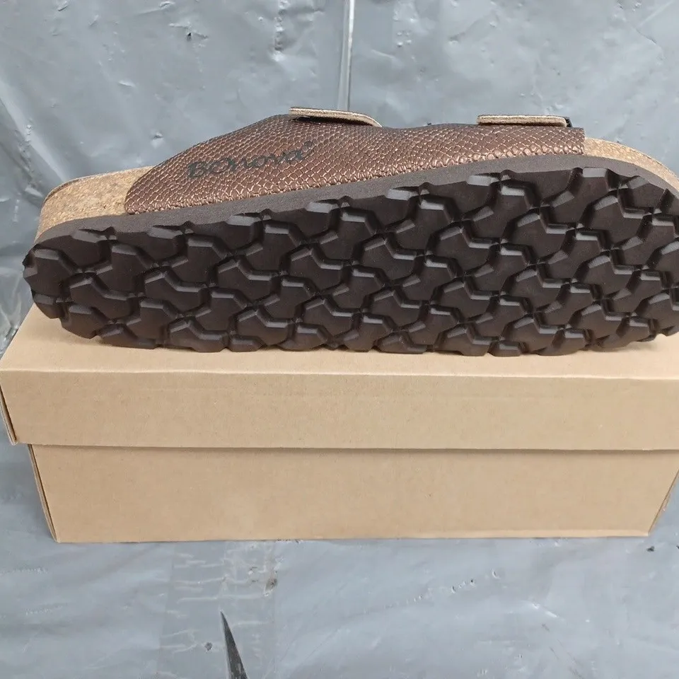 BOXED PAIR OF WOMENS BONOVA SANDALS SIZE 7