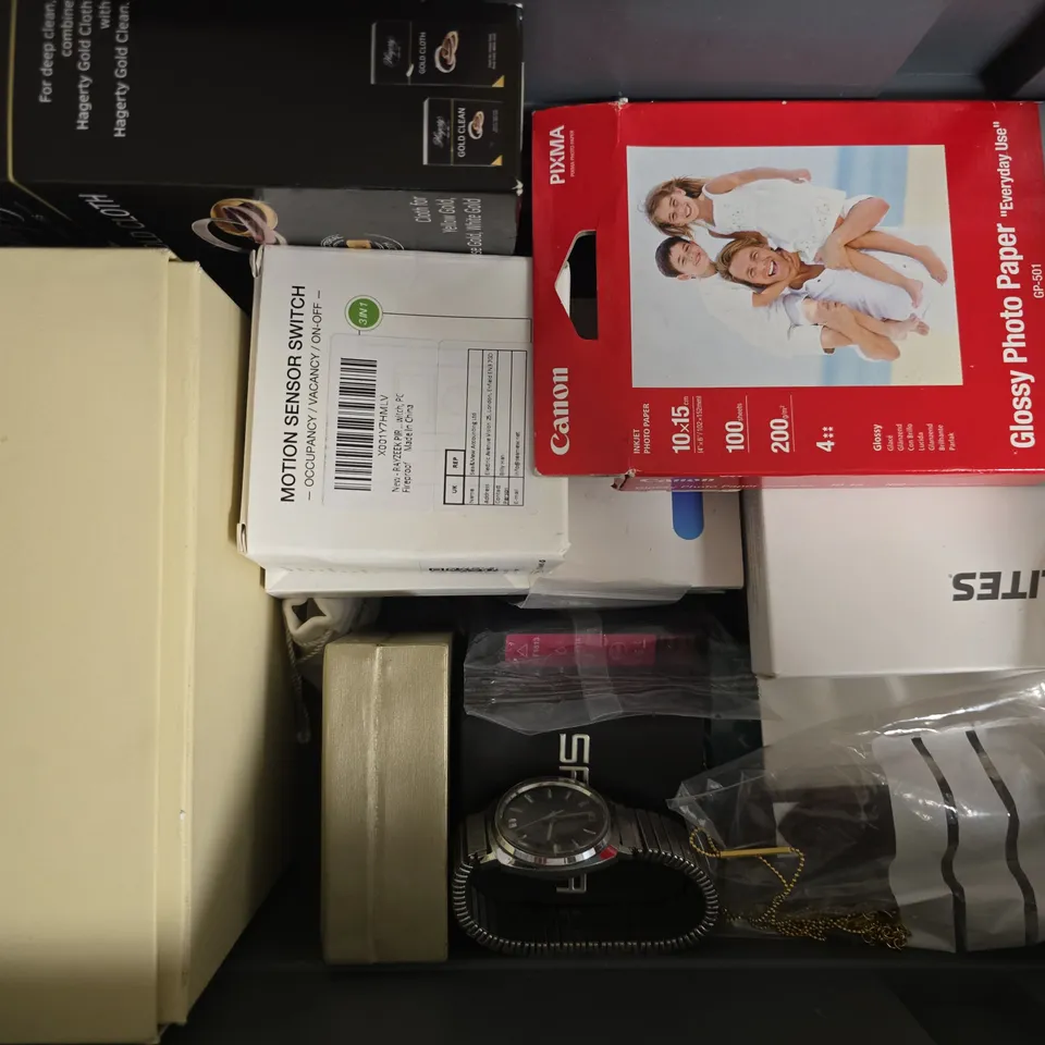 APPROXIMATELY 15 ASSORTED HOUSEHOLD ITEMS TO INCLUDE JEWELLERY, WATCHES, ETC