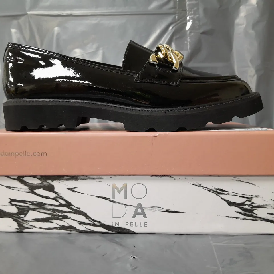BOXED PAIR OF MODA IN PELLE CHUNKY LOAFERS IN BLACK W. GOLD EFFECT CHAIN SIZE 7