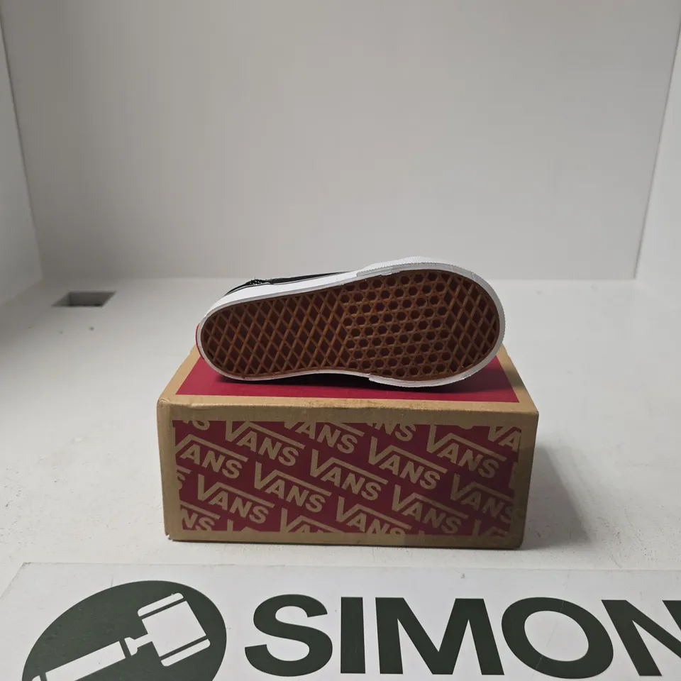 BOXED PAIR OF VANS OLD SKOOL SHOES SIZE KIDS UK 8