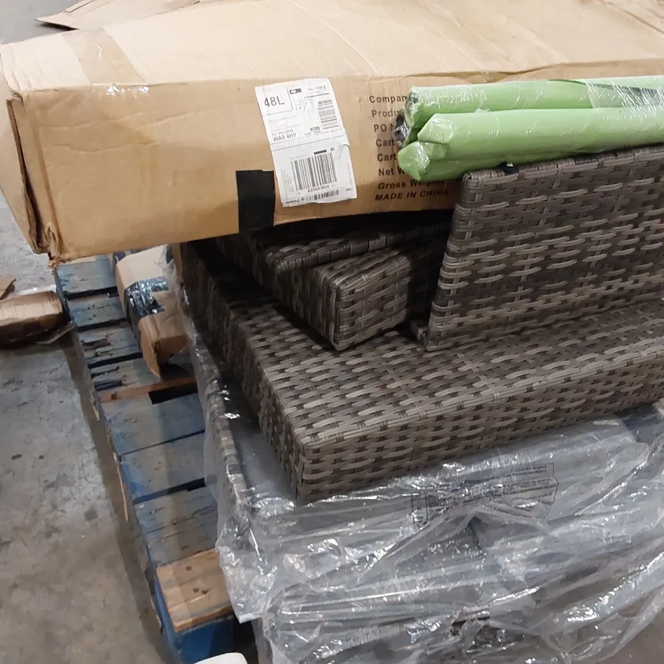 PALLET OF ASSORTED GARDEN FURNITURE PARTS