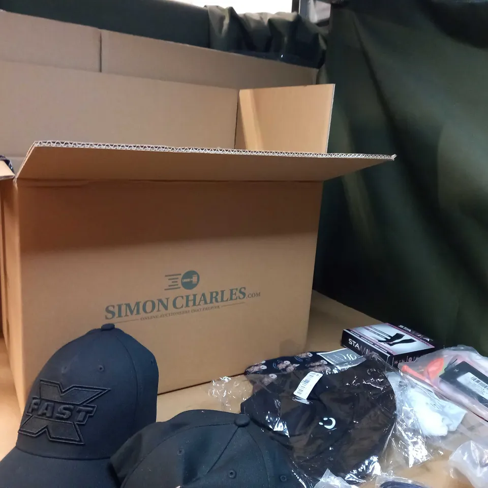 LOT OF APPROX. 15 ASSORTED CLOTHING ACCESSORIES  IN VARYING SIZES/COLOURS/STYLES TO INCLUDE: HATS, BAGS, SOCKS