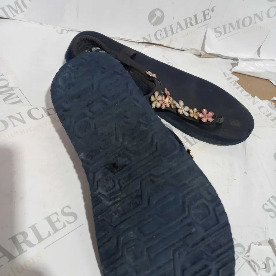 SKETCHERS YOGA FOAM FLIP FLOPS 