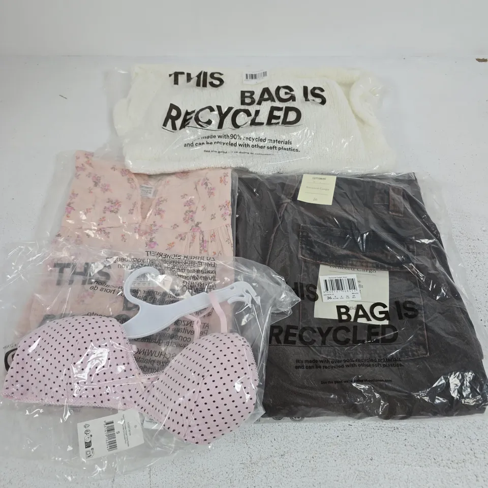 APPROXIMATELY 10 ASSORTED CLOTHING ITEMS IN VARIOUS SIZES, COLOURS & STYLES TO INCLUDE RELAXED CARGO JEANS, PADDED BRALETTE, RUMI OPEN KNIT MINI DRESS, ETC
