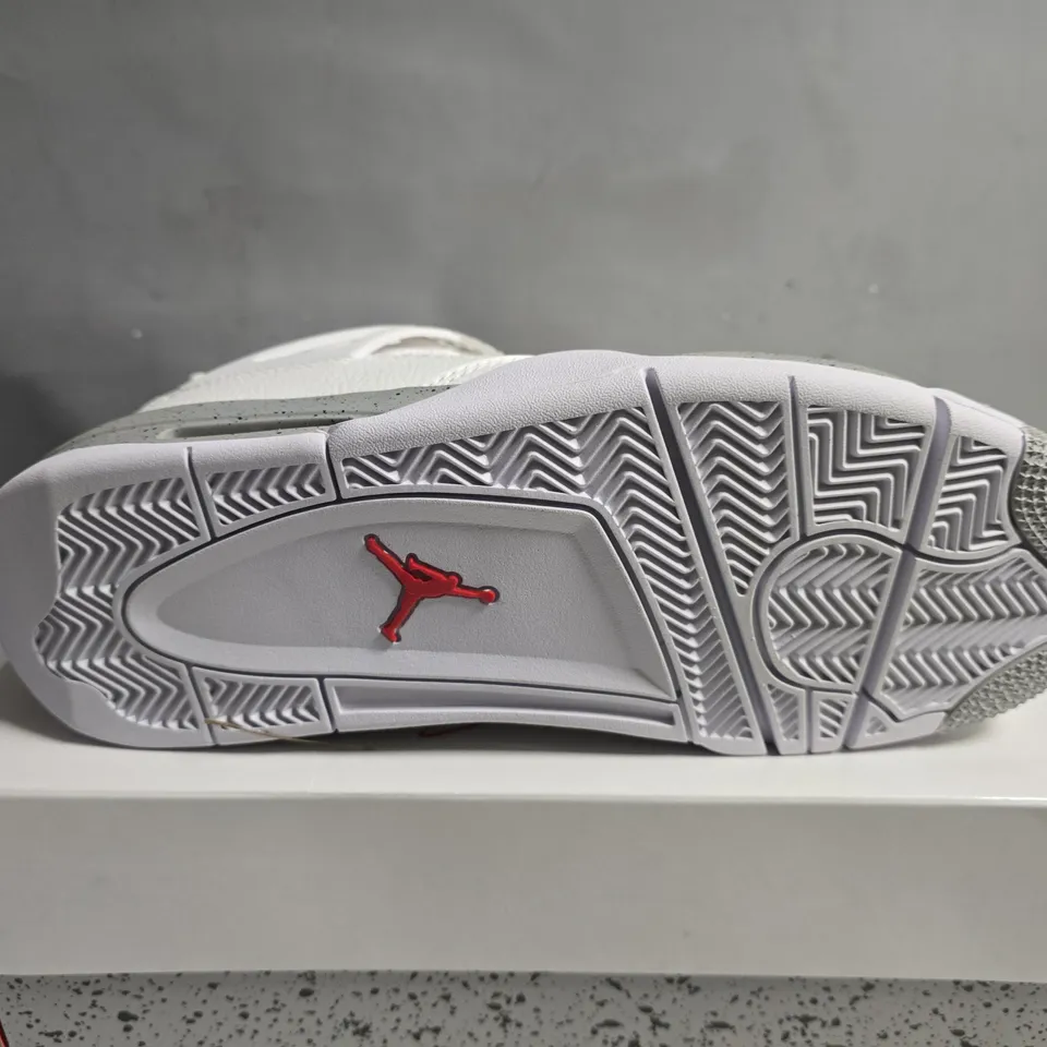 BOXED PAIR OF NIKE JORDAN RETRO 4 TRAINERS IN WHITE - UK 10