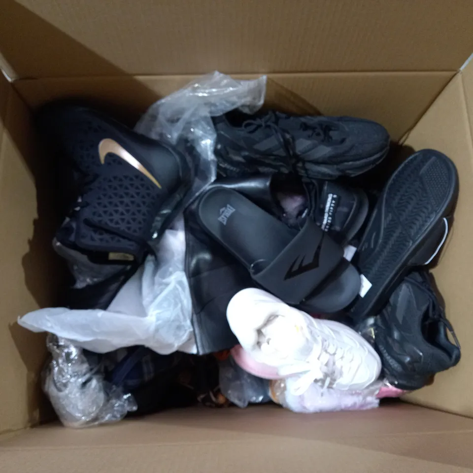 LOT OF APPROX 20 SHOES TO INCLUDE- EVERLAST SLIDERS - NIKE BOXING  - WHITE TRAINERS ECT
