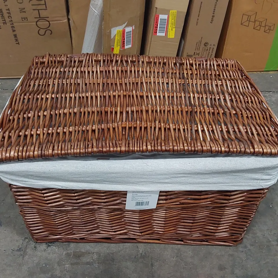 BOXED RECTANGULAR WICKER STORAGE BASKET WITH LID AND REMOVABLE LINING (1 BOX)