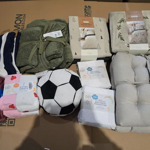 BOX OF APPROXIMATELY 10 ASSORTED BEDDING AND SOFT FURNISHING ITEMS TO INCLUDE - TOWELS - BEDDING SET - FITTED SHEET ETC. 