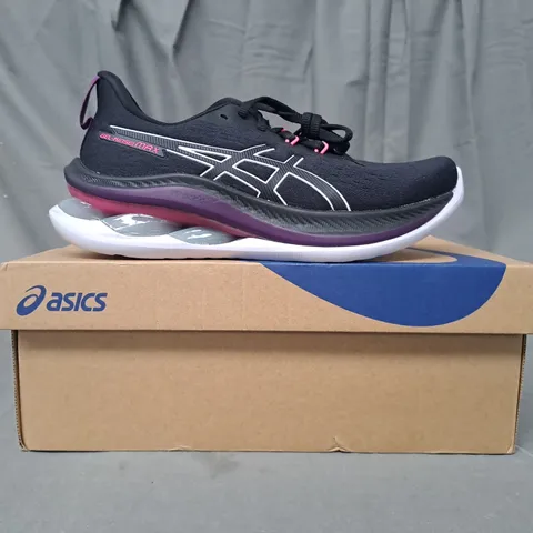 BOXED PAIR OF ASICS GEL-KINSEI MAX TRAINERS IN BLACK/PURPLE UK SIZE 5