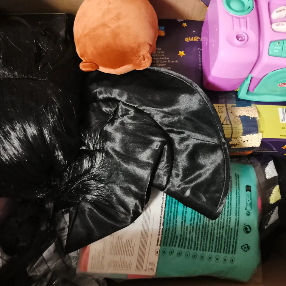 BOX OF APPROXIMATELY 20 ASSORTED TOYS AND GAMES TO INCLUDE CLOWN WIG, ORACLE CARDS, ETC - COLLECTION ONLY