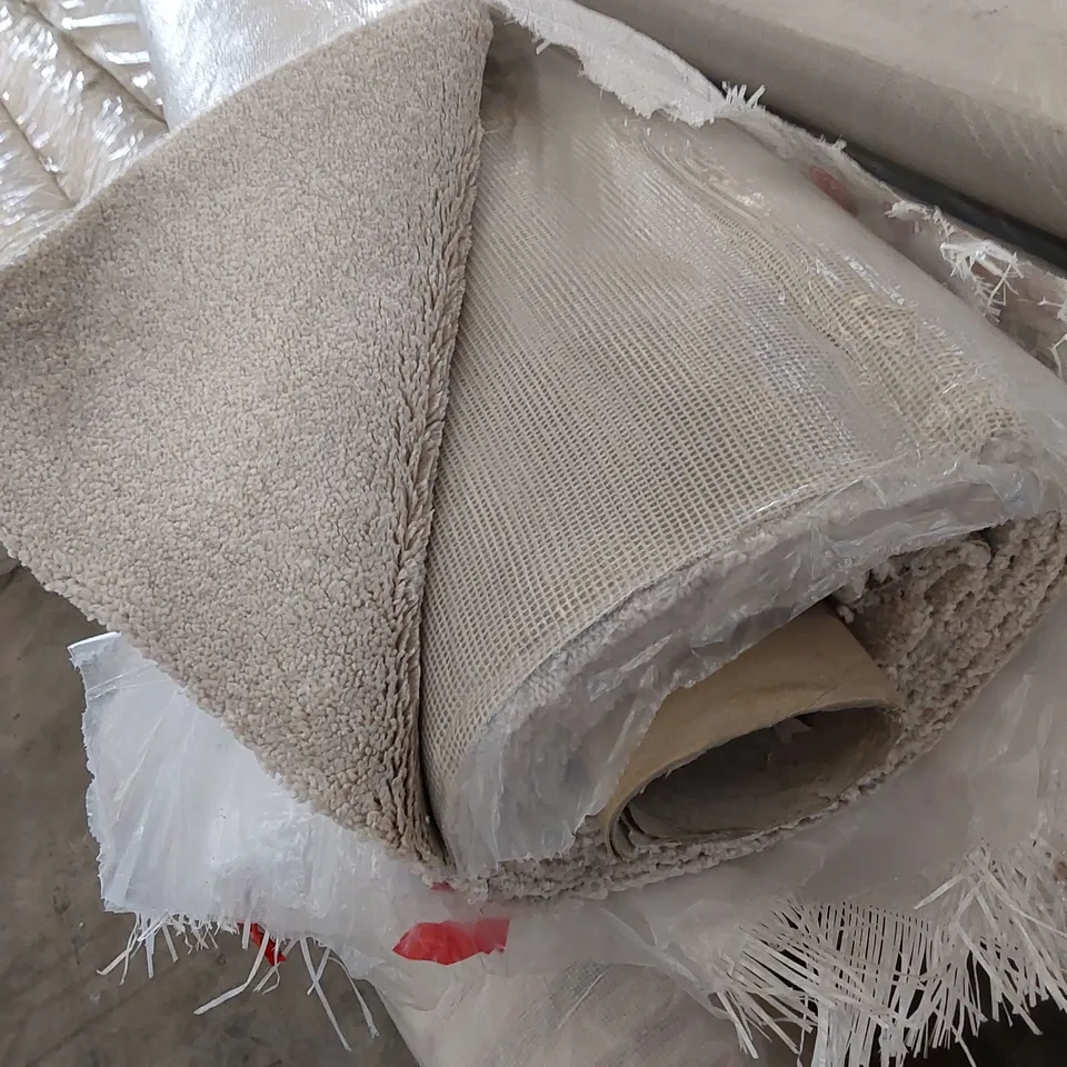 ROLL OF QUALITY HARPER CORAL REEF CARPET // SIZE: APPROXIMATELY 4 X 2.6m
