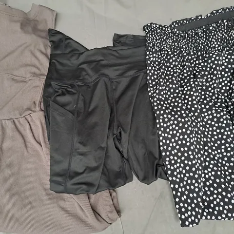 BOX OF APPROXIMATELY 20 ASSORTED CLOTHING & FASHION ITEMS IN VARIOUS STYLES AND SIZES TO INCLUDE SHEIN, ETC