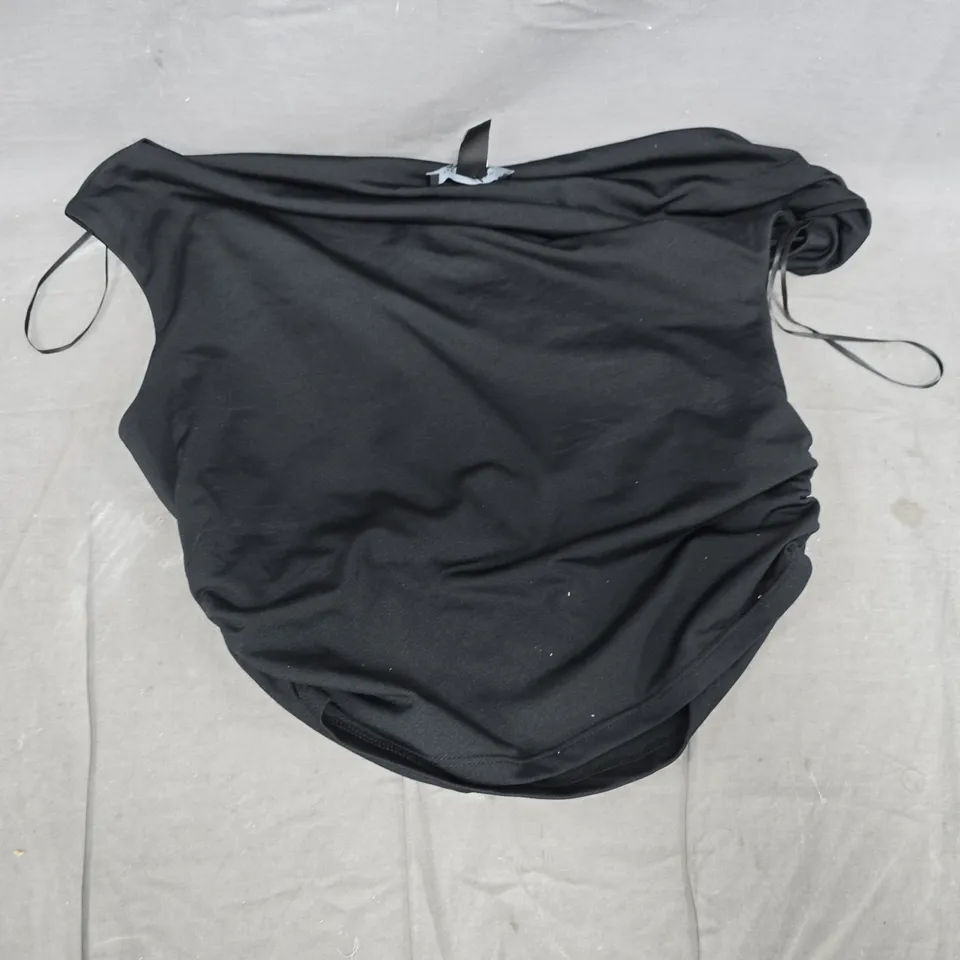 BOX OF APPROXIMATELY 10 ASSORTED HOUSEHOLD ITEMS TO INCLUDE NEW LOOK TOP IN BLACK, ETC - COLLECTION ONLY