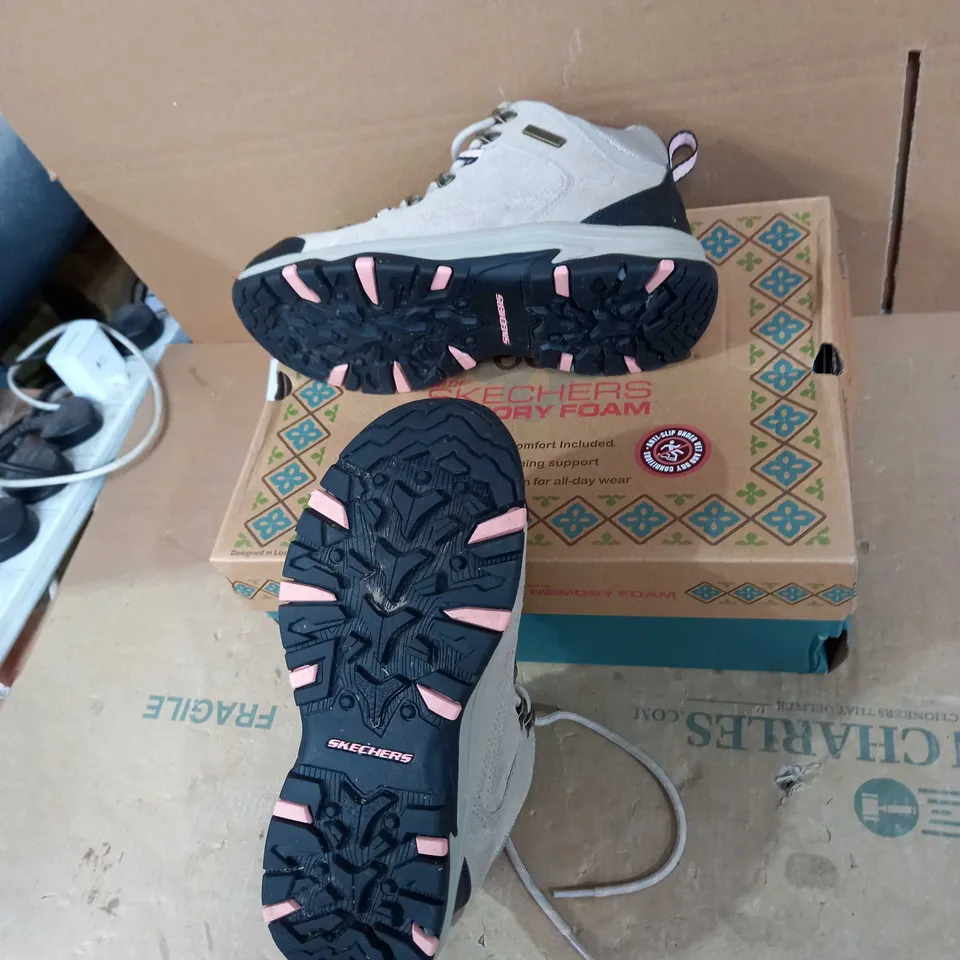 SKETCHERS MEMORY FOAM WATERPROOF  BOOTS SIZE 3