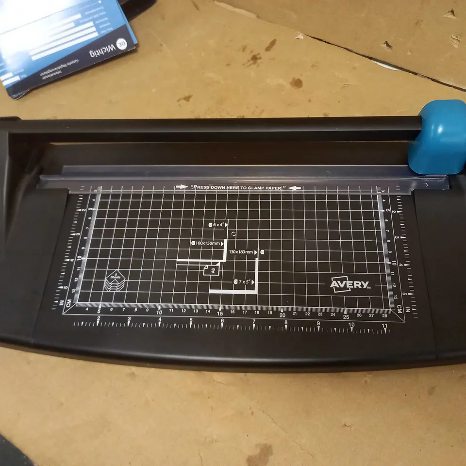 AVERY A4 PHOTO AND PAPER TRIMMER