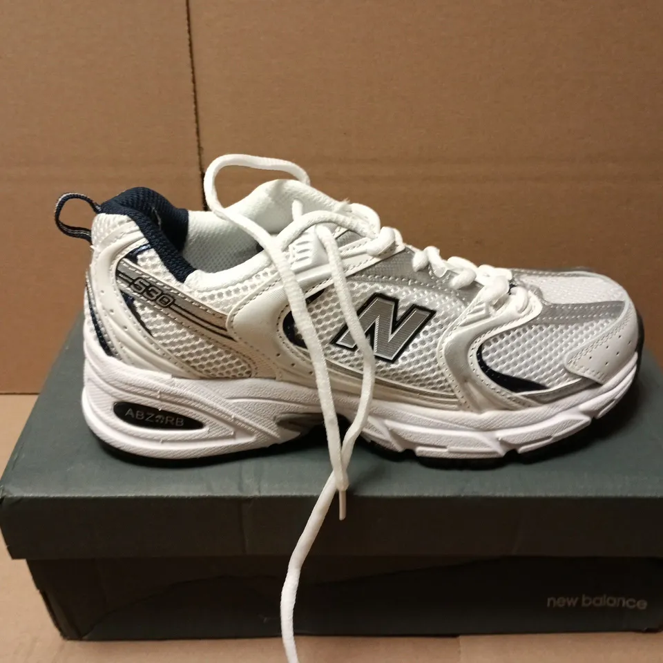 BOXED PAIR OF NEW BALANCE RUNNING 530 TRAINERS IN WHITE - UK 4