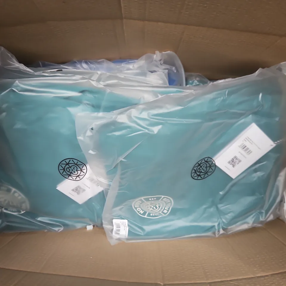 APPROXIMATELY 17 ASSORTED BAGGED CLOTHING ITEMS IN VARIOUS SIZES TO INCLUDE MENS GET YOUR COLD ON JOGGERS IN GREEN & UNISEX BRASS MONKEY JOGGERS IN BLUE