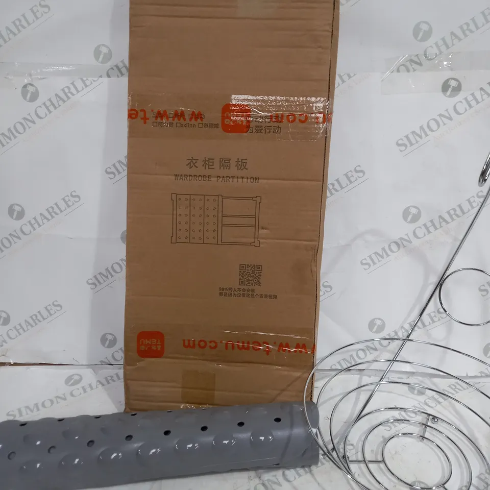 APPROXIMATELY 6 ITEMS TO INCLUDE WARDROBE PARTITION, BATH MAT, FRUIT BOWL, ETC