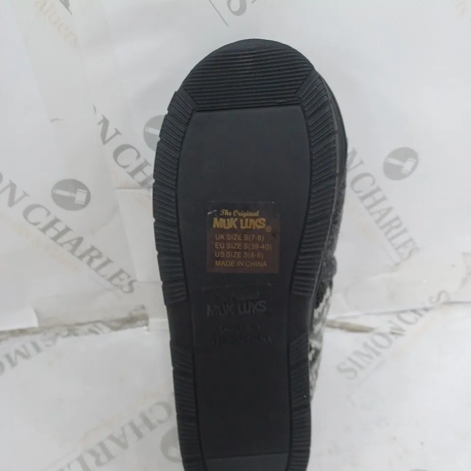 PAIR OF MENS KNITETD SLIPPERS SIZE 7-8