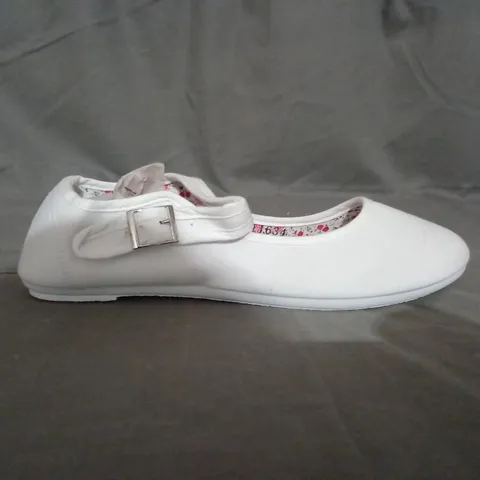 APPROXIMATELY 12 PAIRS OF WHITE CANVAS FLAT SINGLE STRAP SHOES SIZE 6   