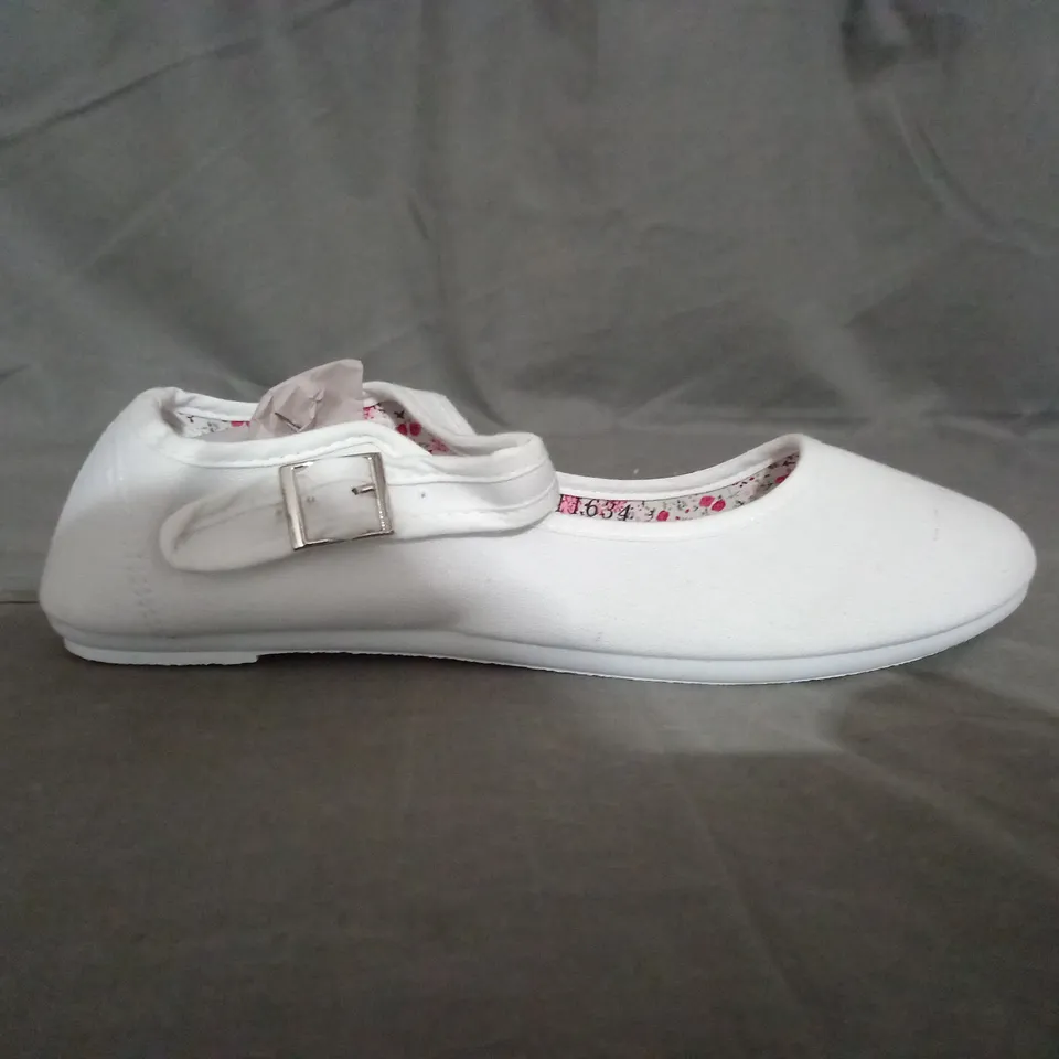 APPROXIMATELY 12 PAIRS OF WHITE CANVAS FLAT SINGLE STRAP SHOES SIZE 6
