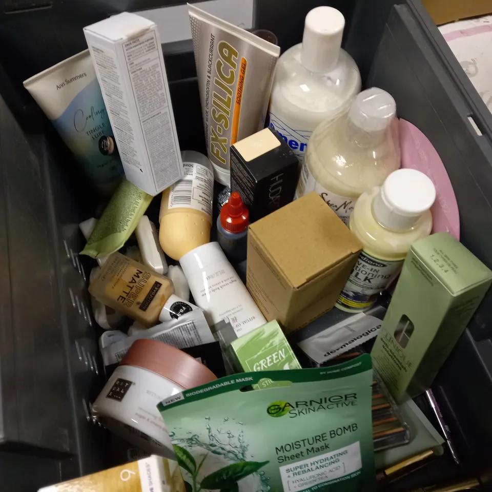 APPROXIMATELY 25 ASSORTED HEALTH AND BEAUTY ITEMS TO INCLUDE: CLAIROL, GARNIER, REVOLUTION, HELLO KLEAN, CLINIQUE, ANN SUMMERS