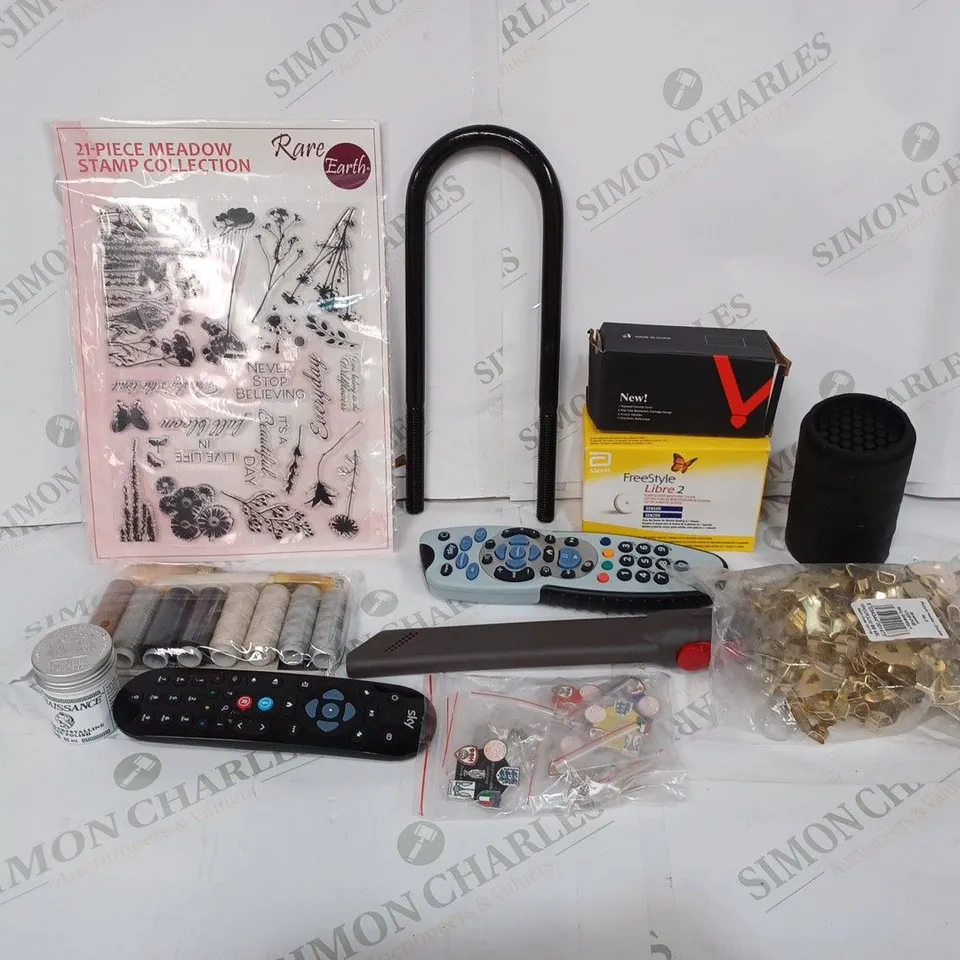 BOX TO CONTAIN APPROX. 20 X ASSORTED HOUSEHOLD PRODUCTS, INCLUDES TV REMOTE, DIY & CRAFT ITEMS, BADGES/PINS ETC 