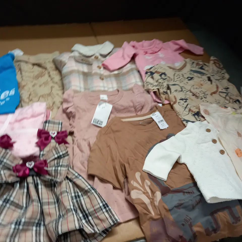 LARGE QUANTITY OF ASSORTED CHILDRENS CLOTHING ITEMS 