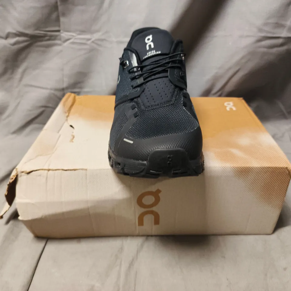 BOXED PAIR OF ON CLOUD 5 TRAINERS IN BLACK SIZE UK 10.5