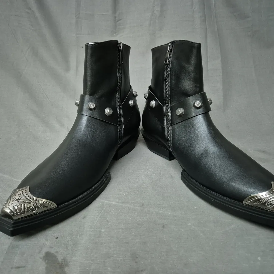 BOXED PAIR OF KOI SOULRENDER MEN'S HARDWARE COWBOY BOOTS IN BLACK/ANTIQUE SILVER UK SIZE 12