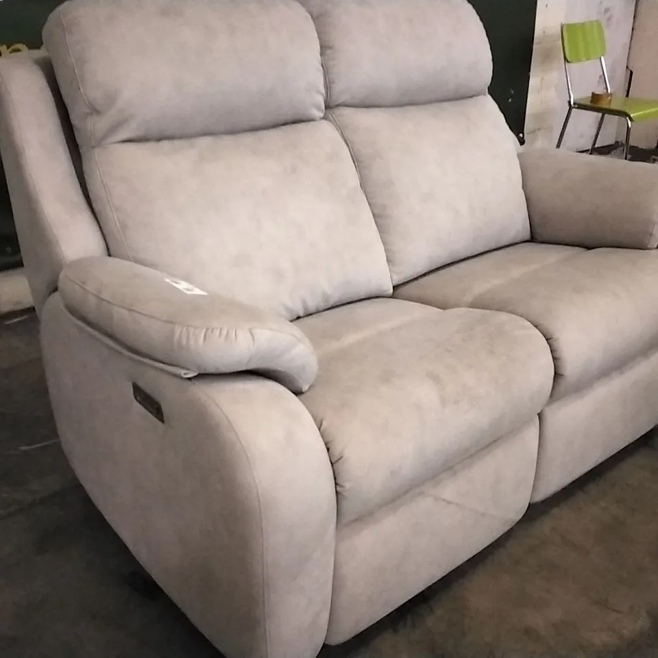 QUALITY BRITISH DESIGNED & MANUFACTURED G PLAN KINGSBURY 2 SEATER POWER RECLINER STINGRAY PLATINUM SUEDE SOFA