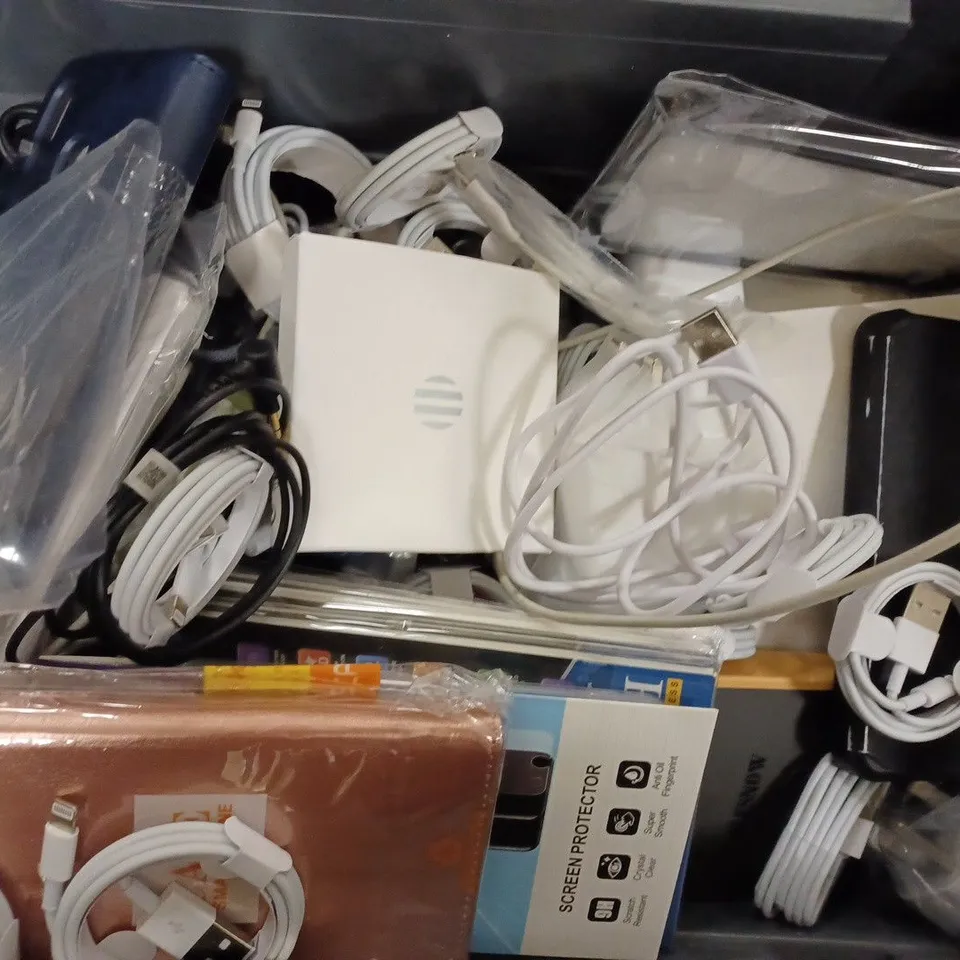 BOX OF APPROX 15 ASSORTED ITEMS TO INCLUDE - GOOGLE PIXEL 3 XL CASE - TEMPERED GLASS SCREEN PROTECTOR - GLASS SCREEN PRO ECT