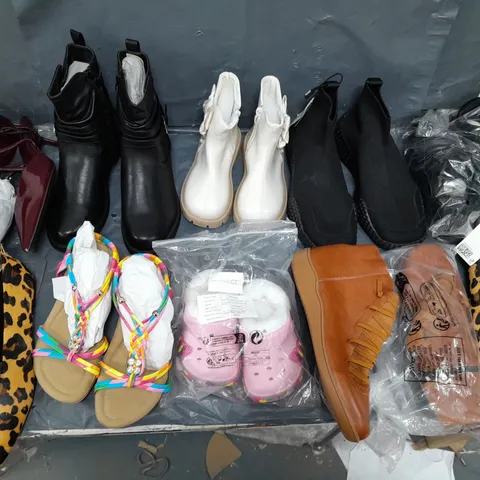 BOX OF APPROXIMATELY 12 PAIRS OF ASSORTED SHOES IN VARIOUS STYLES, COLOURS AND SIZES