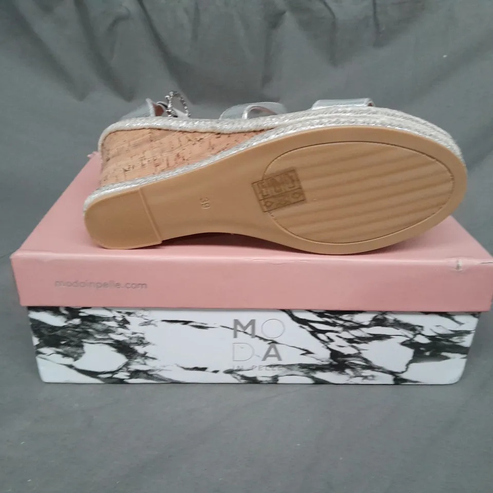 BOXED PAIR OF MODA CROSSOVER STRAP WEDGE SANDALS SIZE 39