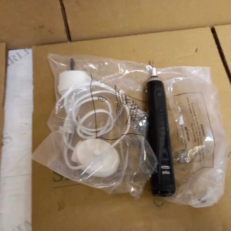 ORAL-B GENIUS 8000 ELECTRIC TOOTHBRUSH