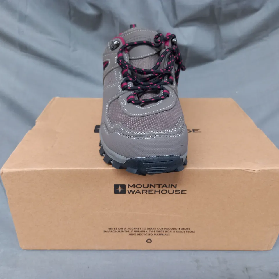 BOXED PAIR OF MOUNTAIN WAREHOUSE MCLEOD WOMEN'S WIDE FIT WALKING SHOES IN LIGHT BROWN/BERRY UK SIZE 7