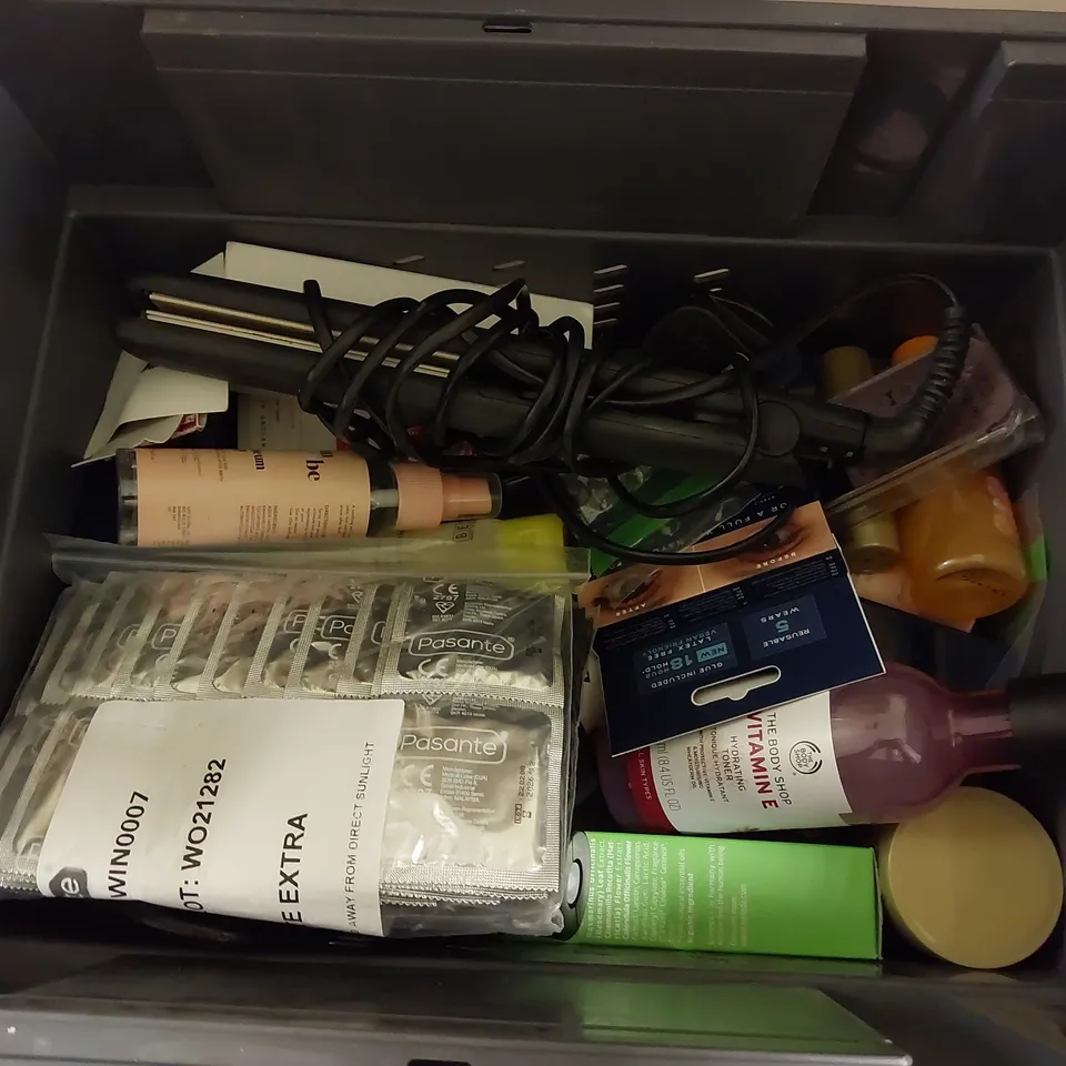 BOX OF APPROX 15 COSMETIC ITEMS TO INCLUDE BOLDIFY HAIR THICKENING FIBERS, EYLURE EYELASHES AND REMINGTON HAIR STRAIGHTENERS