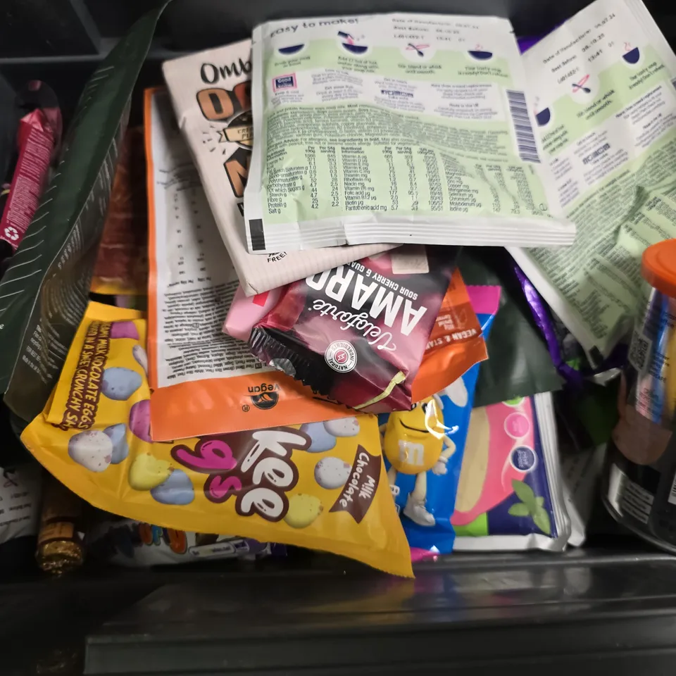 APPROXIMATELY 16 ASSORTED FOOD ITEMS TO INCLUDE - WAITROSE FRUIT SHERBERTS , EMERALD TEA LEAF, MIGHTY FINE VEGAN HONEY COMB IN CHOCOLATE ETC