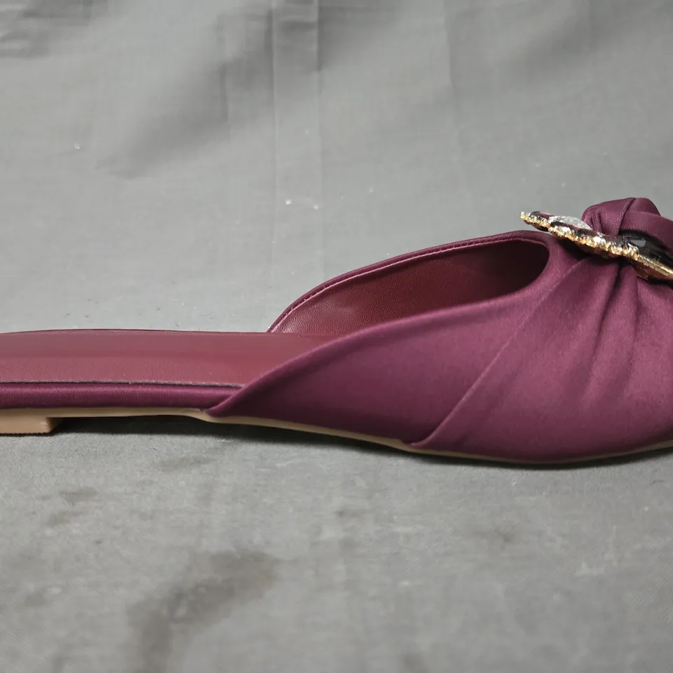 BOXED PAIR OF UNBRANDED PEEP TOE FLAT SHOES IN BURGUNDY W. JEWEL EFFECT EU SIZE 42