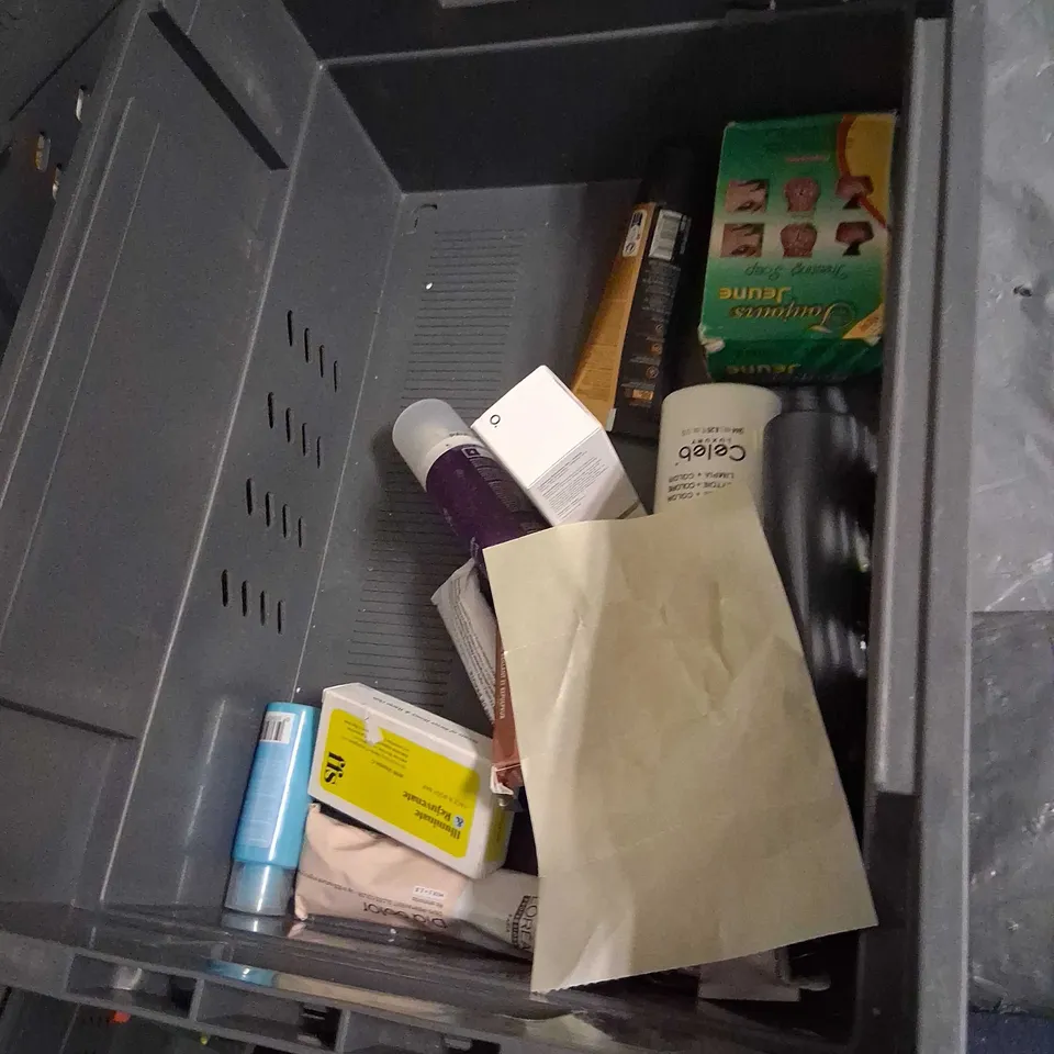 APPROXIMATELY 20 ASSORTED HEALTH AND BEAUTY PRODUCTS TO INCLUDE; ALPECIN, KERASTASE, EAST MOON AND L'OREAL