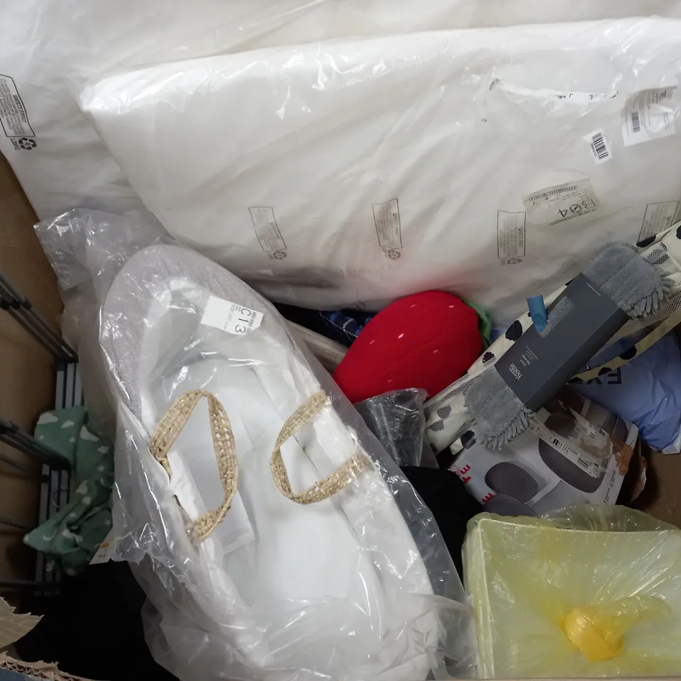 PALLET OF ASSORTED HOMEWARE ITEM TO INCLUDE COT MATRESSES, WICKER SHADE AND DINO FLEECE