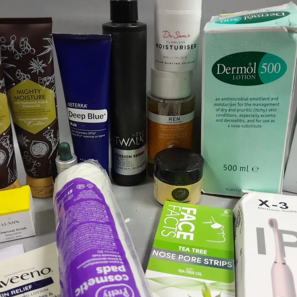 BOX OF APPROXIMATELY 15 COSMETIC ITEMS TO INCLUDE DERMOL 500 LOTION, DETOX FOAM, CHARCOAL SCRUB, ETC