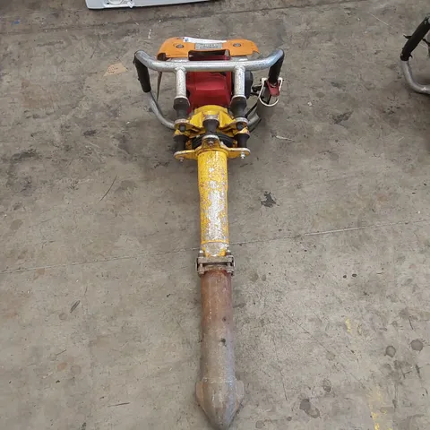 ROBEL 62.05 2 STROKE VERTICAL TAMPER - RAILWAY MAINTENANCE TOOL