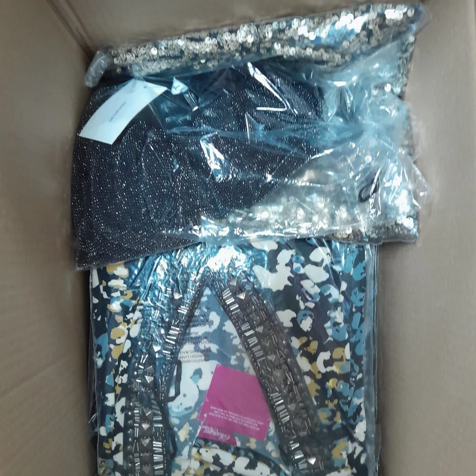 LOT OF APPROX 16 CLOTHING ITEMS IN VARIOUS STYLES, COLOURS AND SIZES 