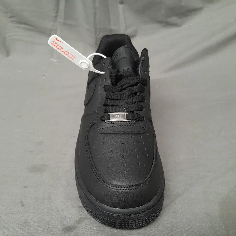 BOXED PAIR OF NIKE AIR FORCE 1 '07 LOW SHOES IN BLACK UK SIZE 8.5
