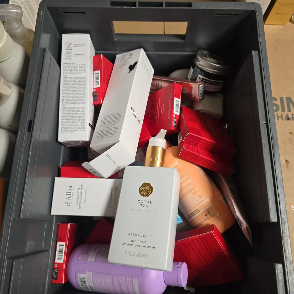 APPROXIMATELY 15 ASSORTED HEALTH & BEAUTY PRODUCTS TO INCLUDE NEUTROGENA FACE WASH, D'ALBA WHITE TRUFFLE CLEANSER, D'ALBA FIRST SPRAY SERUM ETC - COLLECTION ONLY