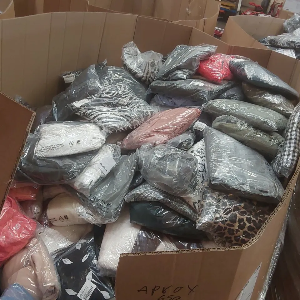 PALLET CONTAINING APPROXIMATELY 600x BRAND NEW ASSORTED DESIGNER CLOTHING ITEMS INCLUDING: JD WILLIAMS JUMPER, JEANS, TOPS, MAGISCULPT BATHING SUIT ECT