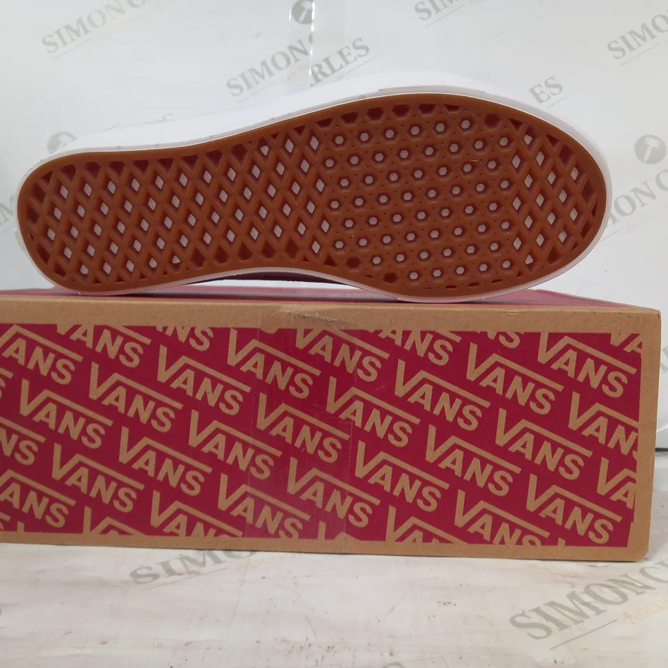 BOXED PAIR OF VANS COMFYCUSH OLD SHOES IN WHITE UK SIZE 8.5