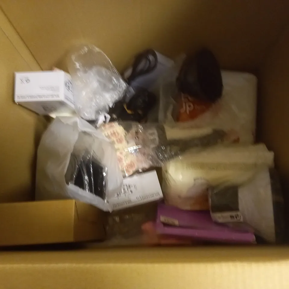LOT OF ASSORTED HEALTH AND BEAUTY ITEMS TO INCLUDE NAIL ART 3-PIECE SETS, UNBOXED HAIR DRYER AND MAKE UP BAG