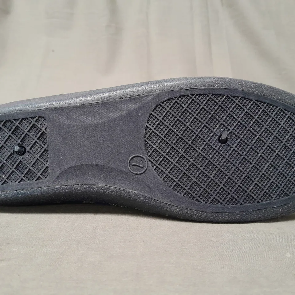 PAIR OF DUNLOP SLIPPERS IN BLUE SIZE 7